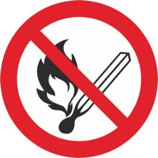 Keine offene Flamme; Feuer, offene Zündquelle und Rauchen verboten Keine offene Flamme; Feuer, offene Zündquelle und Rauchen verboten