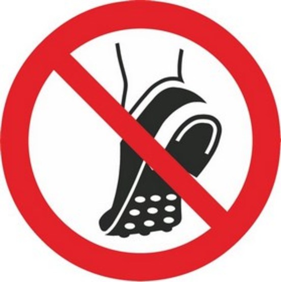 Metallbeschlagenes Schuhwerk verboten